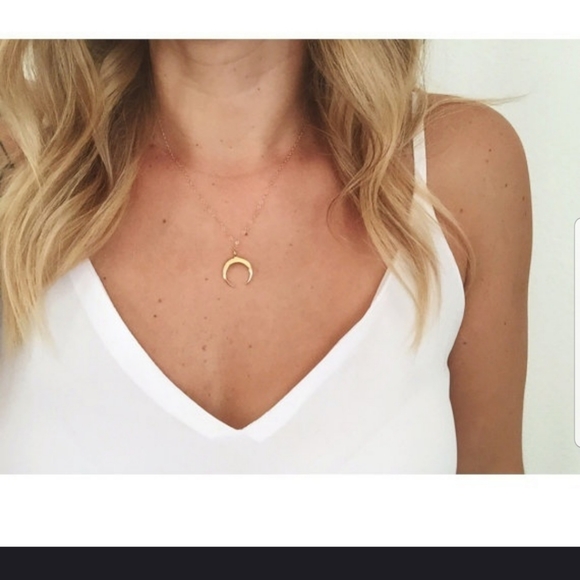 ๐๐Very Cute Cresent Necklace in GOLD๐๐ - Picture 2 of 7